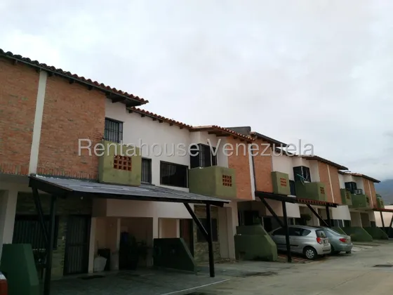Townhouse En Venta Inm La Entrada Totalmente Equipado Abierto,cocina Moderna Con Tope Y Salpicadera De Granito, Desayunador En Vidrio, Patio Con Area De Parrillera. Naguanagua 25-20353