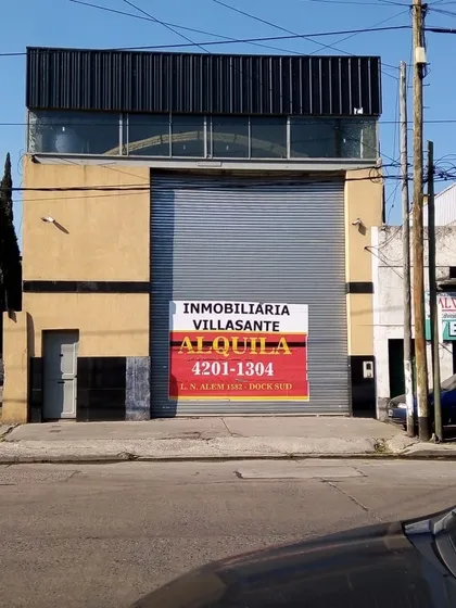 Dock Sud, Amplio Galpón Con Entrada Para Camiones De 5 X8     470m2
