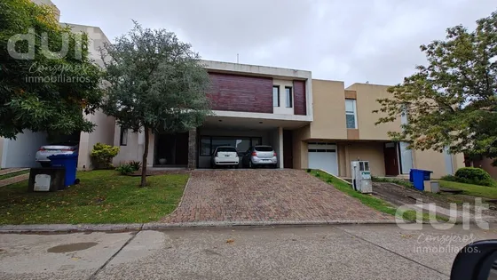 Espectacular Casa En  Altos De Manantiales