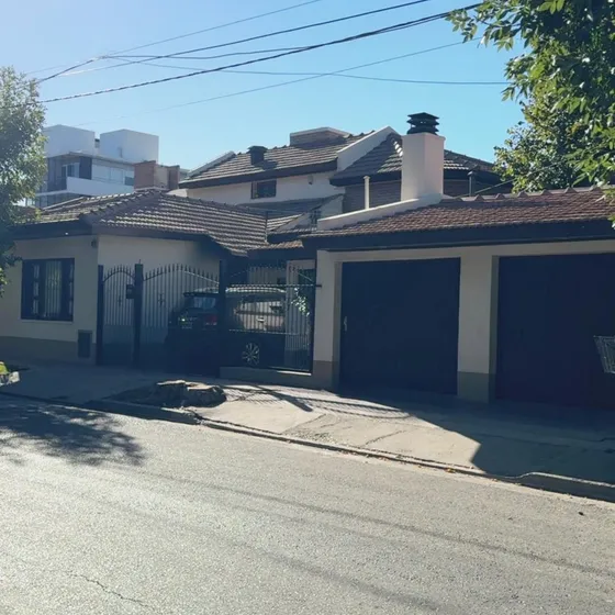 En Venta Casa 4 Dormitorios Con Pileta, B°cumelén, Neuquén