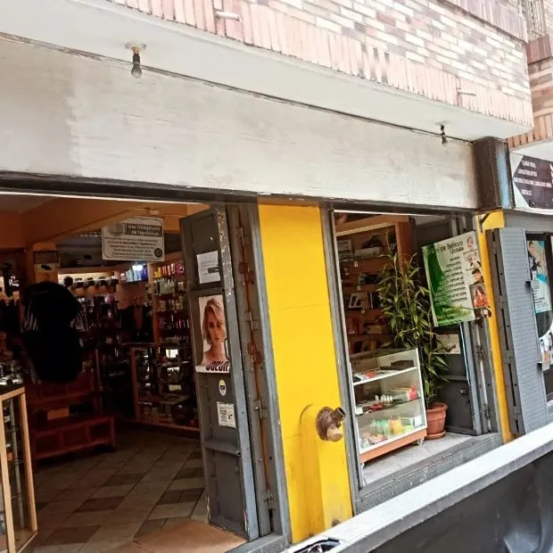 Se Alquila Excelente Local Comercial A Pie De Calle En Transversal A Solo 100 Metros De La Av. Urdaneta Ideal Para Bodegón, Agencias De Celulares, Etc. Em