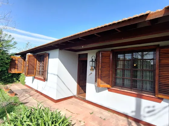 Casa De Tres Dormitorios En Gonnet Con Parque Y Pileta