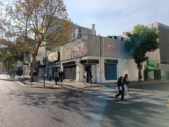 Local Alameda 2168  / Esquina  Abdon Cifuentes