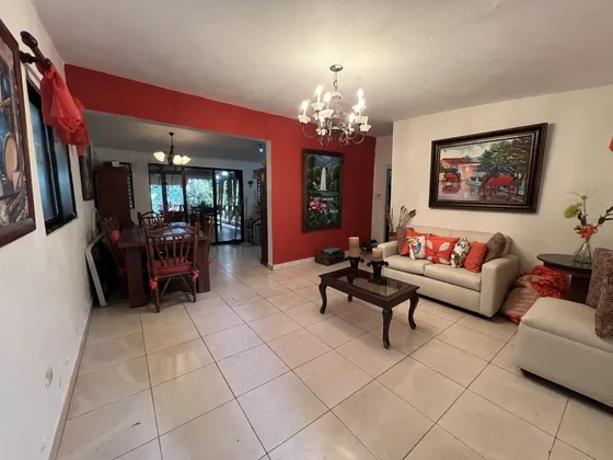 Villa En Venta En Complejo Cerrado Con Amplia Area Social, Area Verde
