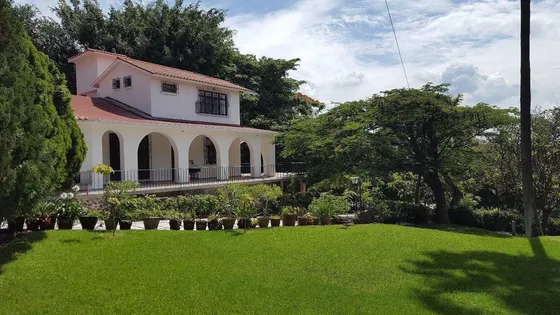 Espectacular Casa De Campo Con Alberca Y Extensas Áreas Verdes