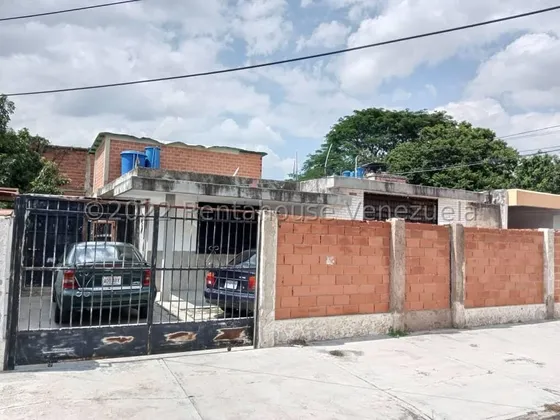 En Venta Casa Inm Casco Central De Naguanagua Para Remodelar, Ubicada A Pocos Metros De La Av Universidad, Ideal Para Familia Numerosa O Para Residencia O Anexos, Con Mucho Potencial. 25-6063