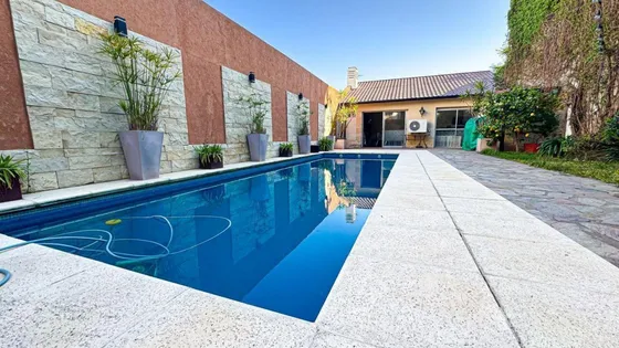 Casa En Venta - 4 Dormitorios 3 Baños - 551mts2 - Villa Lugano