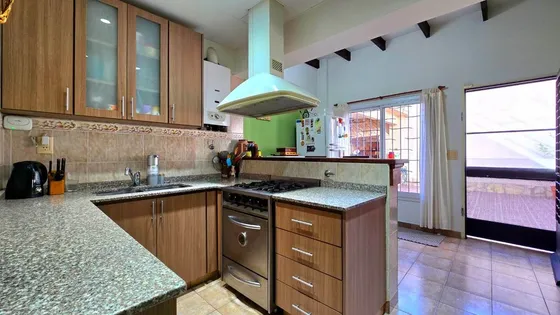 Casa 4 Amb Quincho Parrilla Cochera Zona Holters