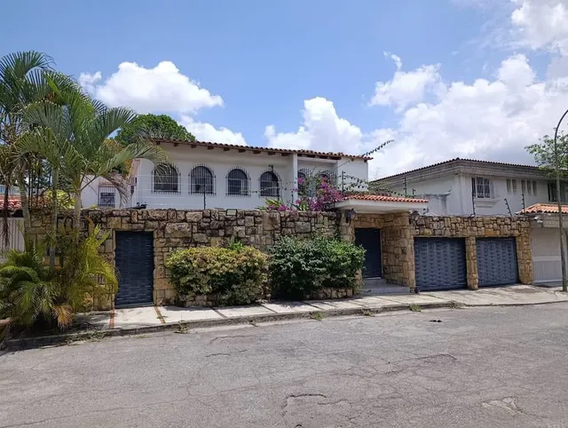 En Venta Hermosa Quinta, Urbanización Ubicada En Macaracuay. (a.v)
