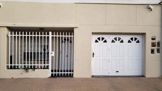 Ph Ramos Mejia 4 Amb. Entrada Independiente, Garage, Amplio Patio Con Jardín Y Pileta