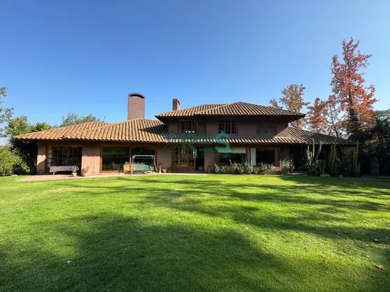 Casa En Venta De 5 Dorm. En La Reina
