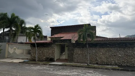 Se Vende Casa Urb Altos De Guataparo A Modernizar De Esquina 341455 Mm