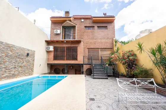 Casa 5 Ambientes En Venta En Lanus Cochera Pileta 
