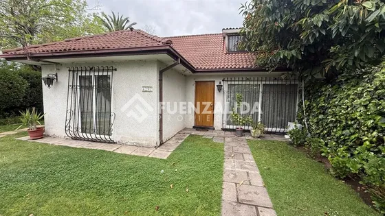 Casa En Venta De 3d-1b En Ñuñoa, Colegio Calasanz