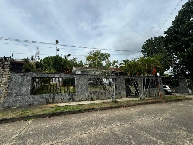 Se Vende Casa 1.266,35m2 En Calle Cerrada G.g