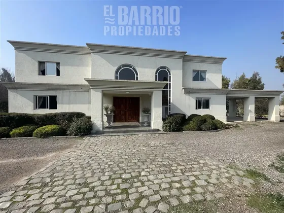 Casa En Venta De 5 Dorm. En Colina