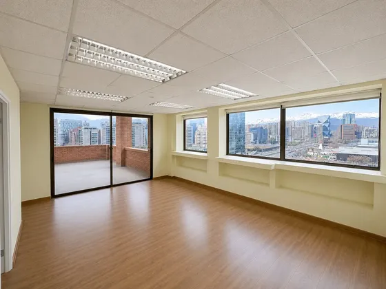 Oficina Con Terraza Y Vistas Despejadas En Nueva Apoquindo