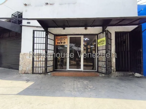 Ab Alquila Este Local Comercial De Esquina, Estratégicamente Ubicado Frente A Una Parada De Transporte Público Y A Menos De Media Cuadra De La Avenida Lara,