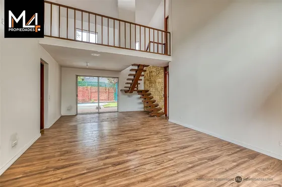 Casa En Venta De 4 Dorm Mas Sala De Estar En Las Condes