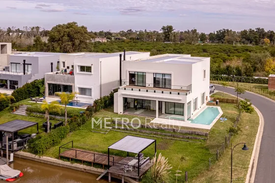 Casa En Venta Con 4 Habitaciones Y Amarra En El Yacht, Nordelta  