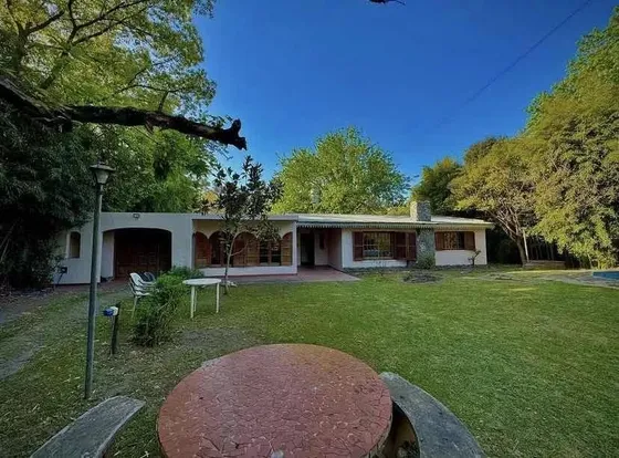 Casa En Venta - 4 Dormitorios 2 Baños - Cochera - 1.350mts2 - Luján