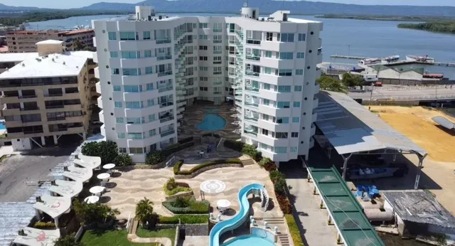 Venta De Apartamento En Tucacas, A Orilla De La Playa, Con Varadero, Planta 100%, Servicios Optimos. 