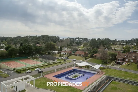 Departamento De 2 Dormitorios En Venta, Punta Del Este