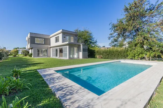 Casa En  Venta De 5 Dormitorios Con Piscina