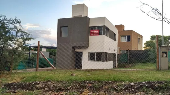 Hermoso Duplex En Villa Allende - 2 Dormitorios - Cochera Y Terreno Amplio - Barrio Español