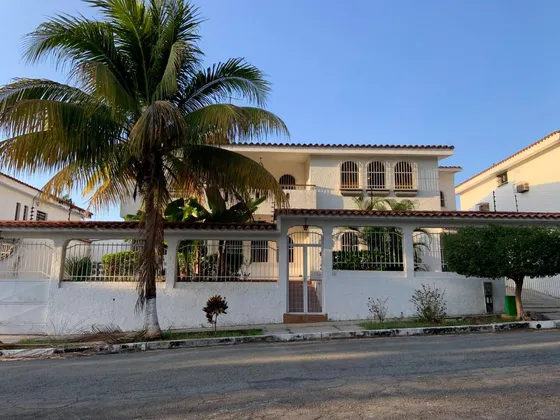 T.r. Vende Casa Con Planta 100% En Calle Cerrada En La Urbanizacion Trigal Sur  Cod. 26462