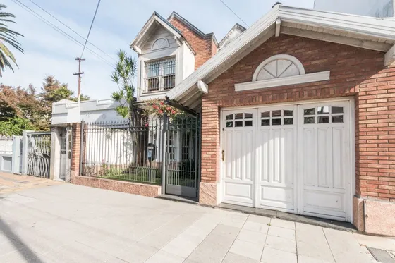 Venta Casa 5 Ambientes, Cochera, Gran Parque.