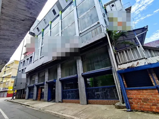 Alquilo Edificio De 4 Pisos Amplios, Próximo A La 27 Super Céntrico!!!!