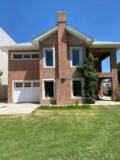Casa En Venta En  Pehuajo Con Garage Y Parque 