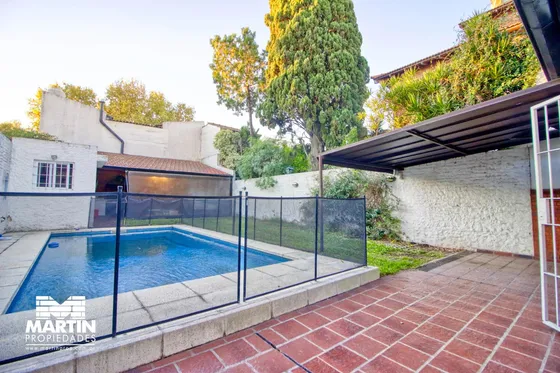 Casa 4 Amb En Venta Con Jardín, Pileta Y Quincho En Florida