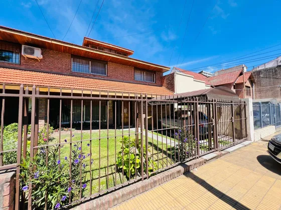 Chalet De 5 Ambientes En Venta, En Martínez