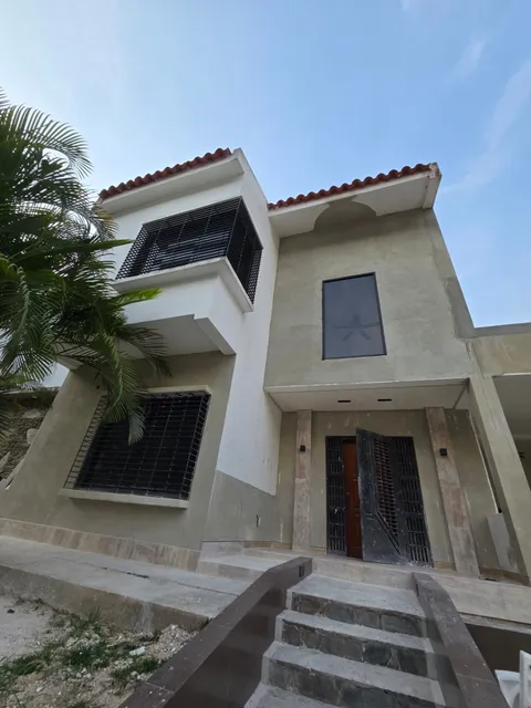 Johana Lazaro Vende Bella Casa Remodelada En La Urb Altos De Prebo 4 Avenidas       **solo Clientes**