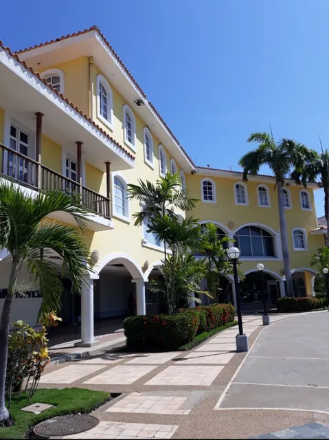Se Vende Local Comercial En El Iconico C.c. Plaza Mayor En La Ciudad De Lechería, Vista Al Canal.
