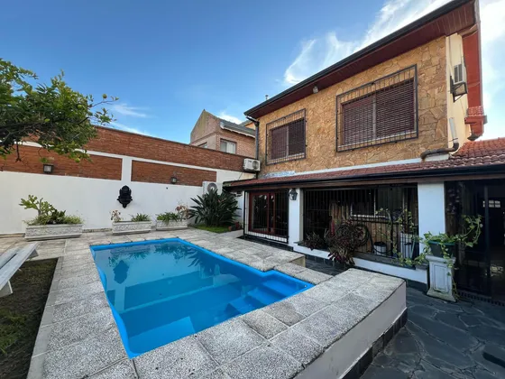 Lobos 400, Wilde ¡casa De 4 Ambientes + Jardin Con Piscina Y Garage Para 4 Autos En Venta!