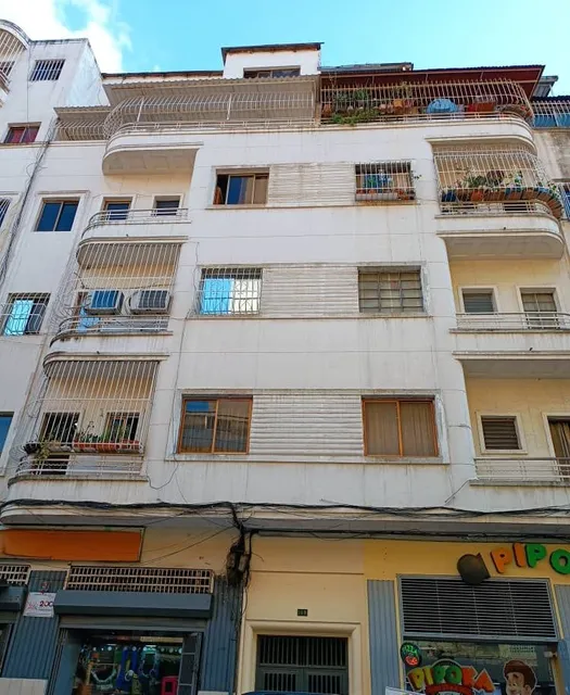 En Venta Departamento En La Candelaria, En Pleno Centro De Caracas Con Agua Constante Y Cocina Remodelada