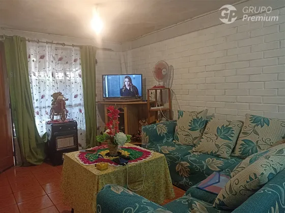 Casa 3 Dormitorios Y Un Estacionamiento En El Bosque