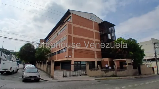 Enorme Local Comercial/industrial Ubicado En El Corazon De Boleita Norte, 2 Niveles, Facil Acceso, A Pie De Calle. (atm) Mls #26-19138 + Mls #26-16417