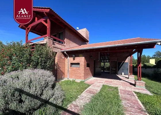 Casa En Venta, Con Departamento Y Pileta, Merlo, A Mts. Del Centro.
