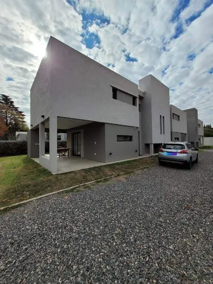 Venta Duplex En Housing De Tres Dormitorios Ubicado En Villa Rivera Indarte.