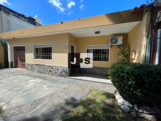 Venta Casa 2 Dormitorios, 1 Baños, Parrillero, Patio Interno, Lavero La Blanqueada 