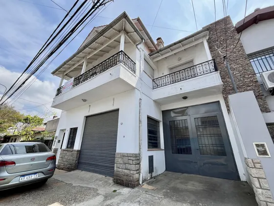 Galpon Con Vivienda Amplia En Planta Alta Y Desposito/jardin Al Fondo, En Olivos, Vicente Lopez.