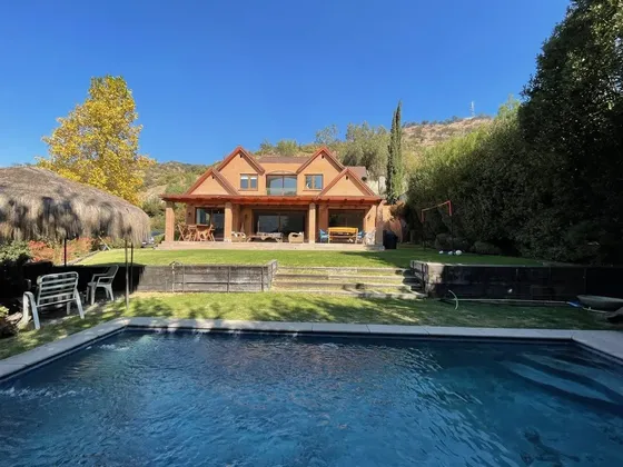 Preciosa Casa En Venta De 5 Dorm. En La Huala, Lo Barnechea