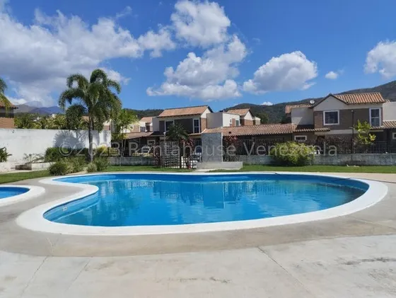Juan Carlos González. Renta House Carabobo Vende Hermoso Townhouse Res. Villa Orense Urb. Mañongo Naguanagua Mls #24-12612 Rah/jcg.