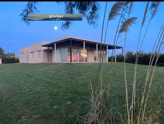Casa Barrio La Península, Lago Marí Menuco Neuquén, Patagonia Argentina