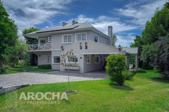 Casa En Venta, Abril Club De Campo, Barrio El Molino