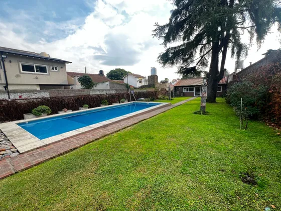 Venta Casa Tipo Chalet Amplio Parque Pileta  Quincho Adrogue